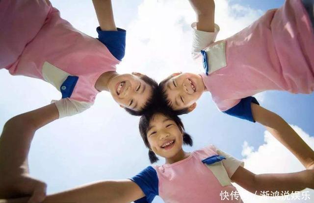 宝妈|两个孩子跌下楼梯,宝妈先拉住了自己的孩子,对方家长你真自私