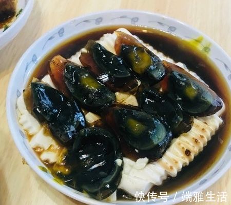 婚后爸妈来看我，我下厨做了一桌菜招待，吃完饭后婆婆板起了脸