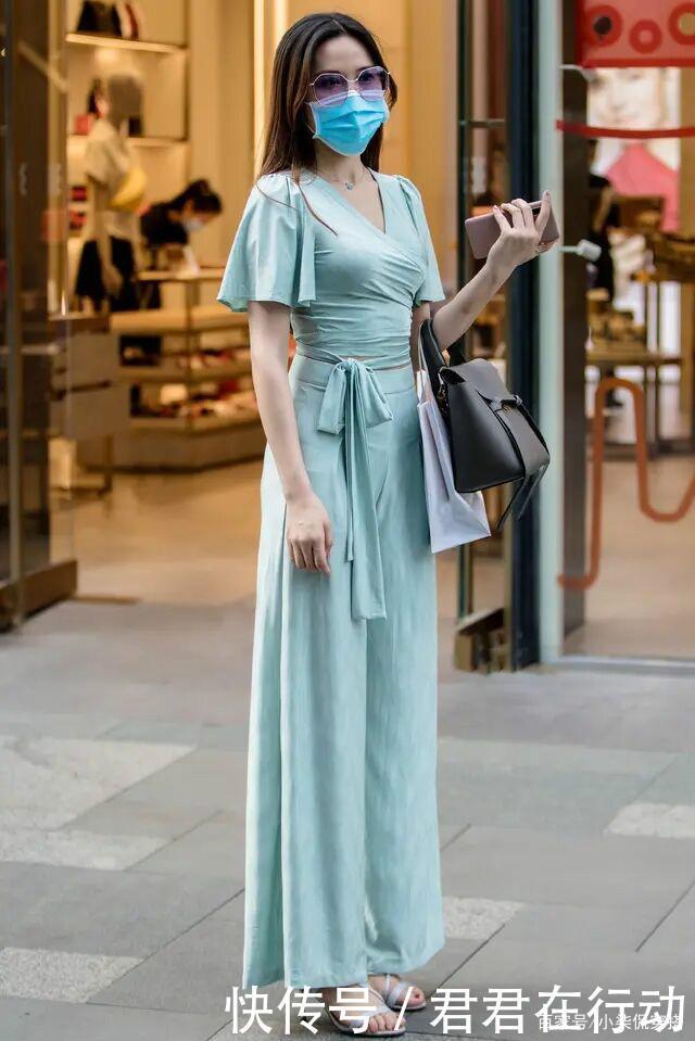 奔四的女人,跟着穿“裙装裤”,减龄又显瘦,何乐而不为呢