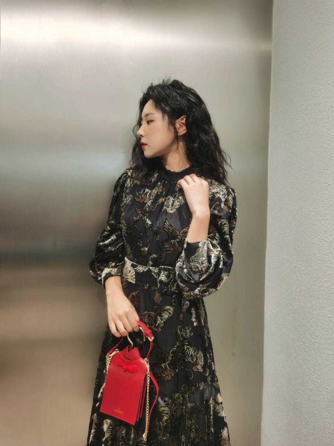 鎏金 今年流行“烫金元素”,个性时髦又有气场,普通人也能穿出高级感