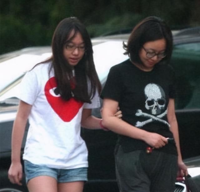 闫妮女儿狠话成笑话,扬言撕标签,反被导演大失所望