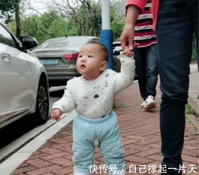 小宝宝|2岁儿子和妈妈散步遇到美女,眼睛都不转了,下个动作妈妈笑哭了