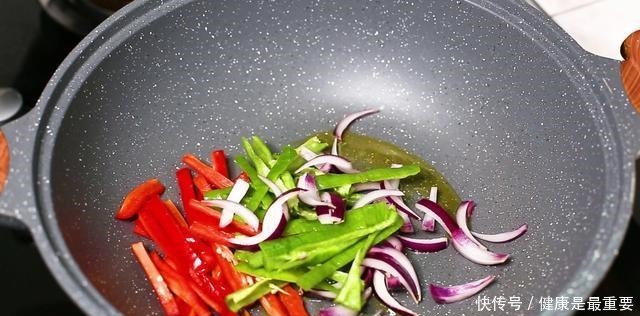 孩子天天闹着要吃意面，大厨教你在家做，只需简单几步，超级好吃