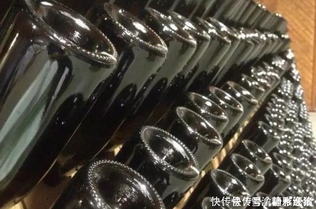 键盘|为什么街上的理发店门口都有一根旋转着的彩色灯柱?