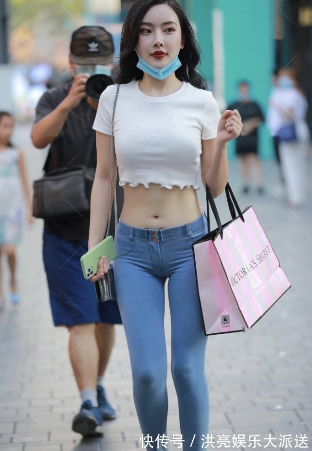 肚脐装 好好的上衣直接剪一半变成肚脐装,小蛮腰搭配高颜值,这就是时尚