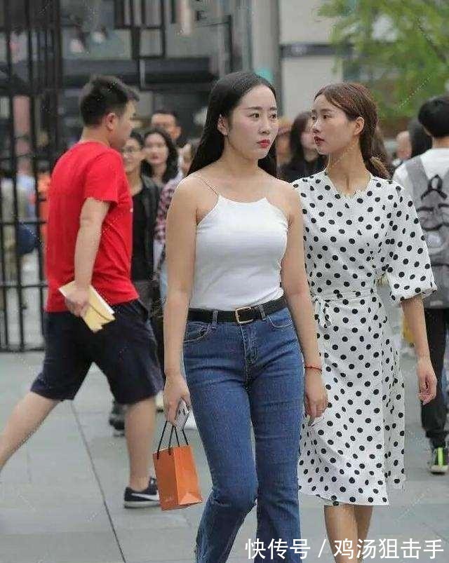 蕾丝 牛仔裤穿搭简约大气,减龄效果相当不错,舒适又带着点小精致!