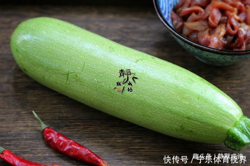  吃法|别只会做糊塌子了，西葫芦换个吃法，几分钟上桌，分分钟光盘