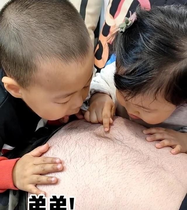 爸爸|兄妹俩都想再要个弟弟,爸爸的“将军肚”被寄予厚望,妈妈无语了