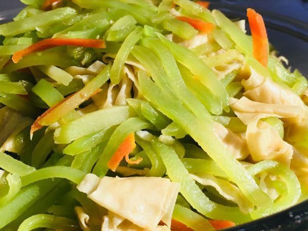  豆油|好吃到流泪的豆油皮炒莴笋，连吃三天都不够！