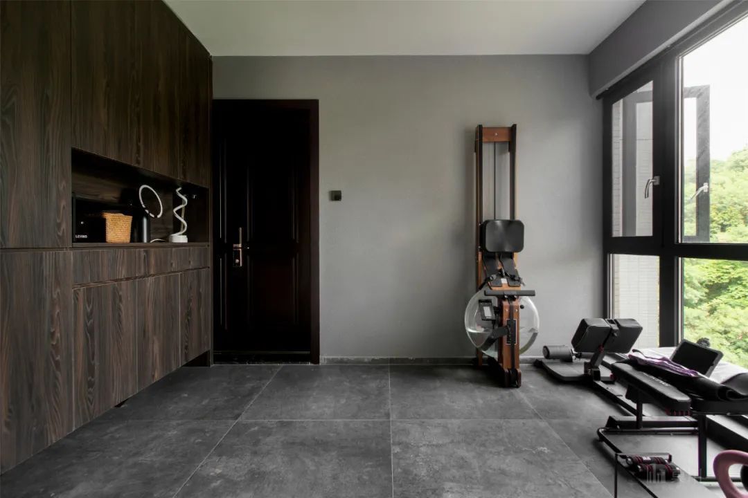 绿植|99㎡现代工业风，85后女神的家，满屋高级灰，绿植清新点缀