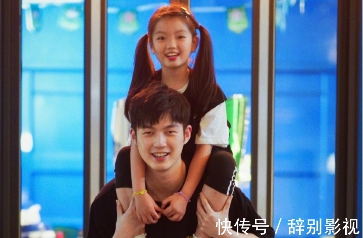 鄧倫|8歲阿拉蕾同框董力，“小山竹”近照曝光，鄧倫寵愛的女孩長大了