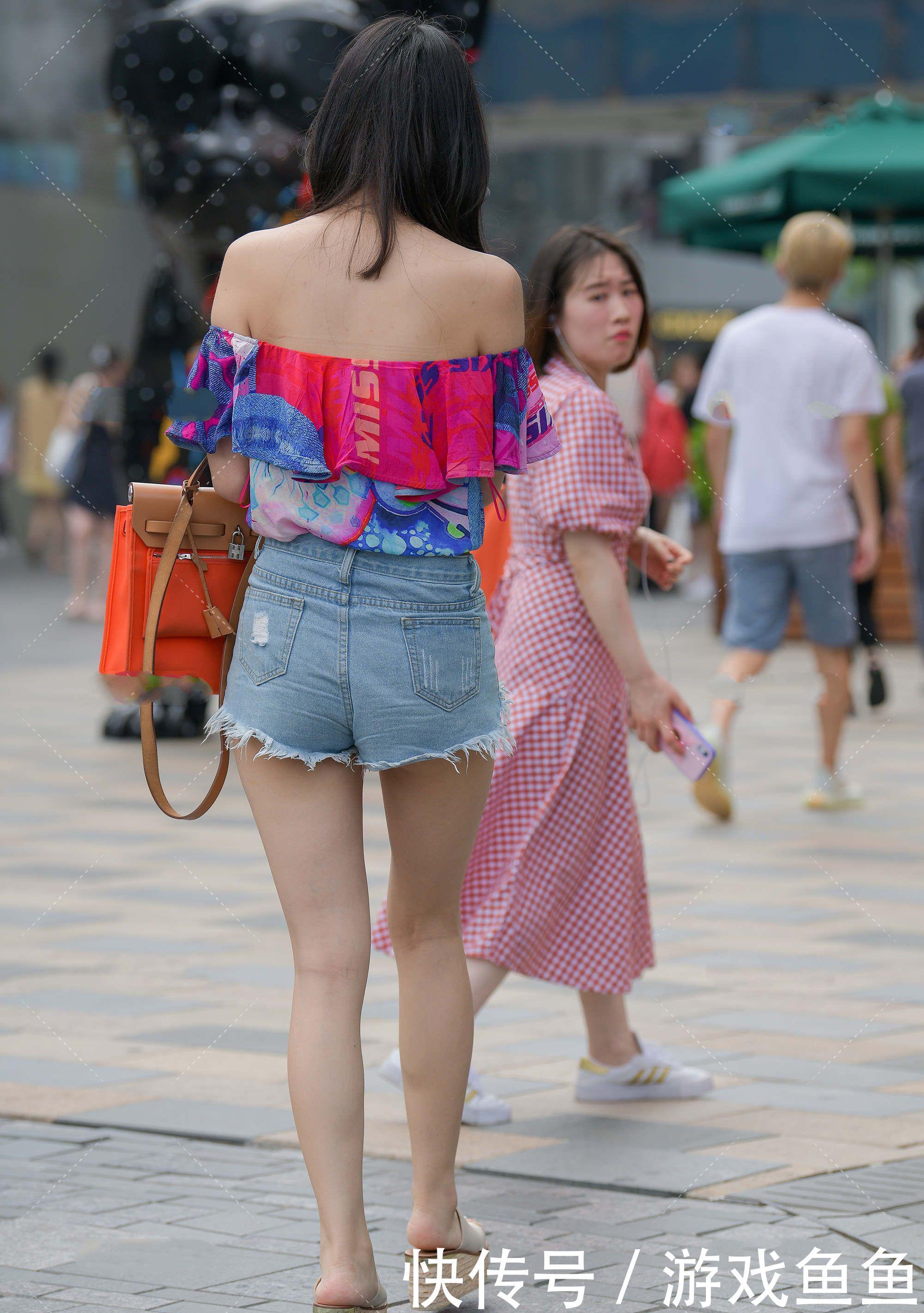 高跟凉鞋|时尚丽人:细高跟凉鞋搭配黑色针织连衣裙,显瘦显高