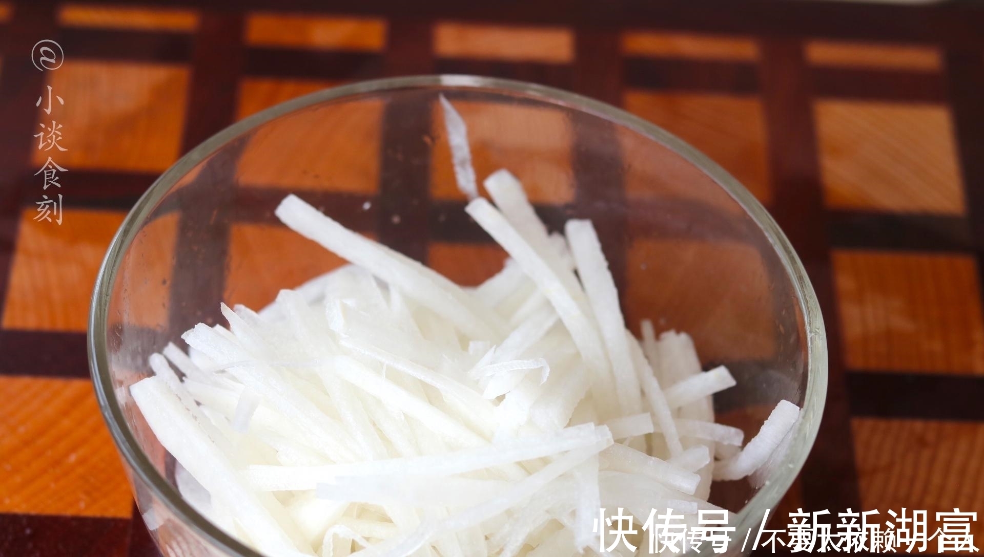 莴笋|凉拌莴笋时，有人焯水，有人直接拌，大厨：都不对，教你正确做法