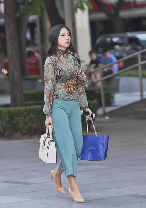 西装外套 瑜伽裤风格的运动型态,完全由欧美明星所引领,再瘦的女孩也喜欢