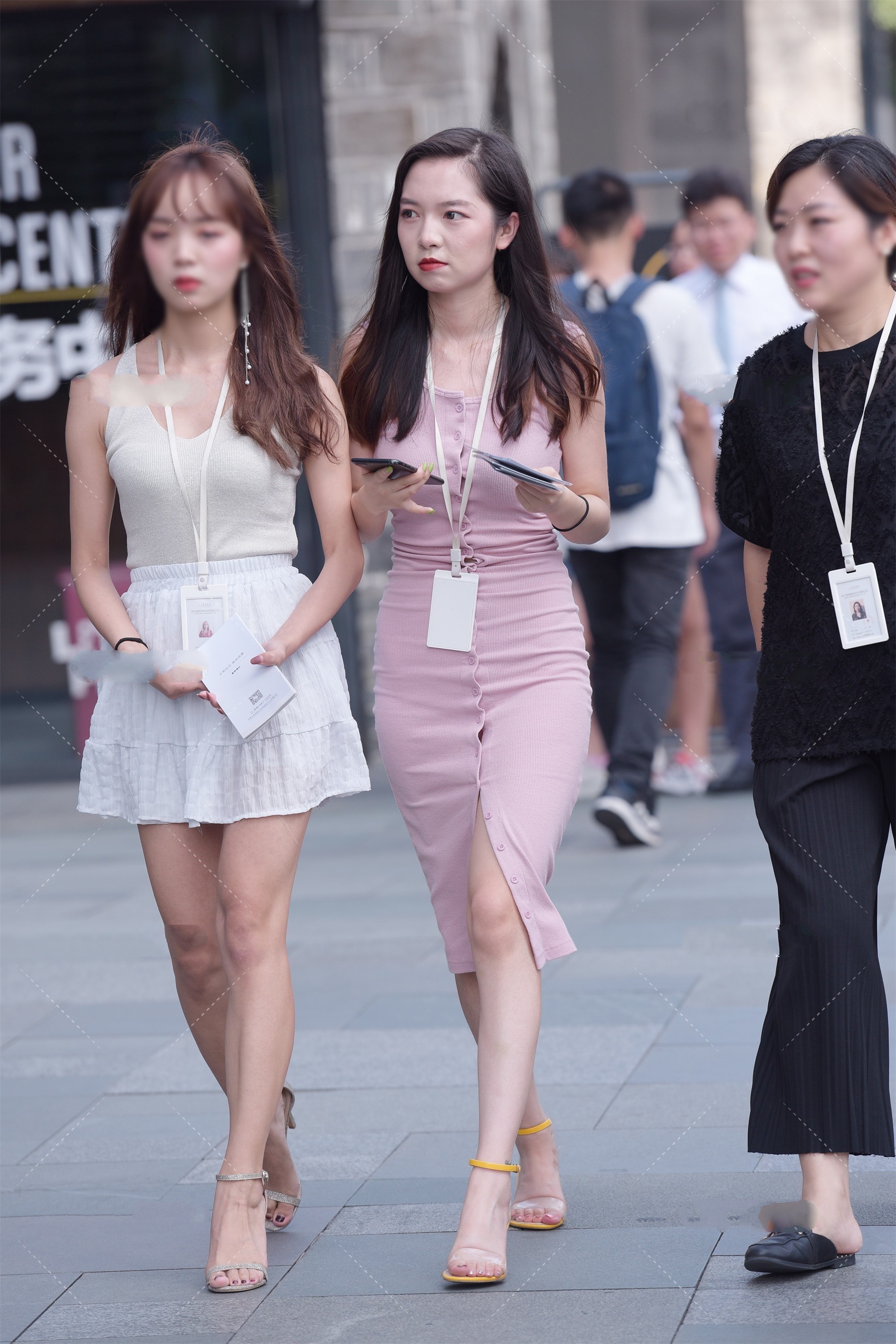 裙摆处|美女街拍：针织连衣裙穿上很有气质，浅粉色的针织连衣裙穿上很温婉