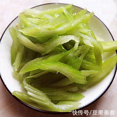 红椒|暖冬这道香辣下饭菜——芹菜炒腊肠，暖胃暖身又暖心