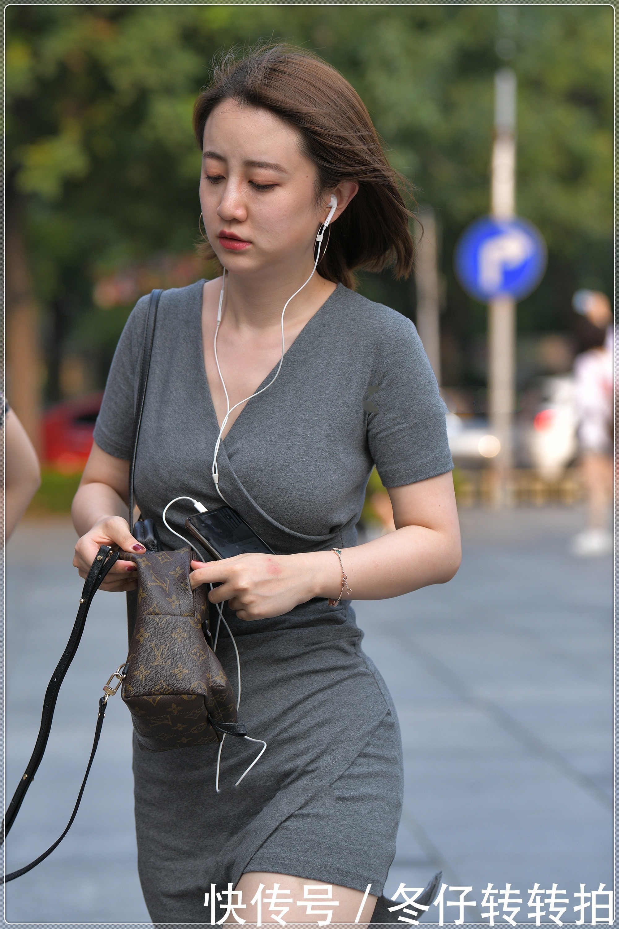 内敛|灰色V领修身连衣裙搭配浅棕尖角鞋,低调内敛,质感十足