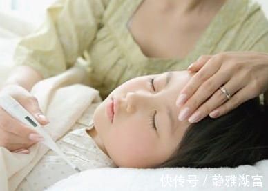 大夫|孩子高烧医院排队400号,医生只顾打私人电话,网友:家长活该