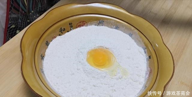 爱吃发面烙饼的收藏了,试试这样做,非常好吃,我家一周吃好几次!