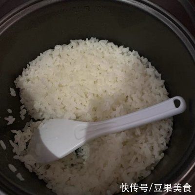 大米|香到流口水的大米锅巴，下饭神器都靠它