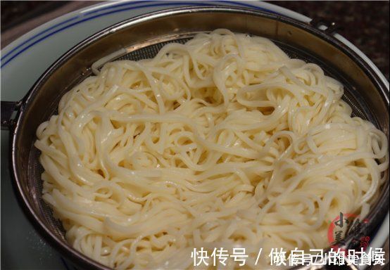 面条|面条这样做，连吃一个月都不腻，几分钟就出锅，一大盘都不够吃