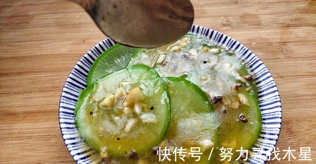 植物油|入冬后,我家常吃这菜,8毛一斤花青素含量高,切片一蒸真鲜美!