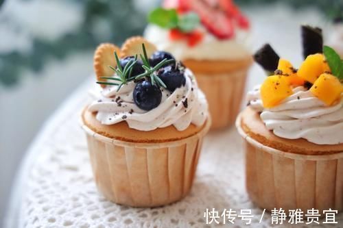 好吃|戚风纸杯蛋糕，不开裂不回缩，挤上入口即化的奶油，颜值高又好吃