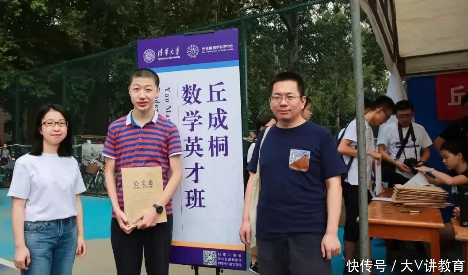 清华大学|看完“清华大学”图书馆的桌子，网友们认命了：怪不得我考不上