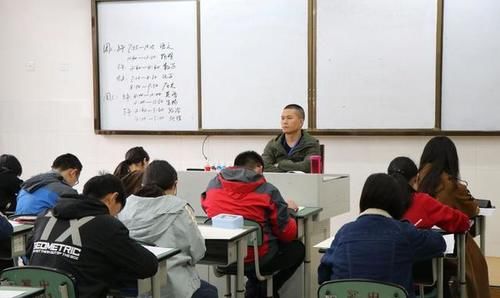 考场上|监考老师在考场中频繁的“喝水”动作，不单是口渴，背后另有深意