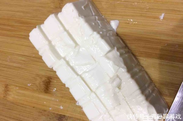 切皮蛋时,不要直接下刀切!大厨都这样做,不粘连,不散花!