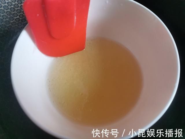 孩子在家吵着吃蛋糕，无奈之下自己动手给孩子做，孩子吃了一半