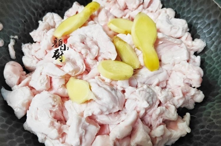 熬猪油时，只加水是错的，多加这2样，猪油又香又白，放1年不坏