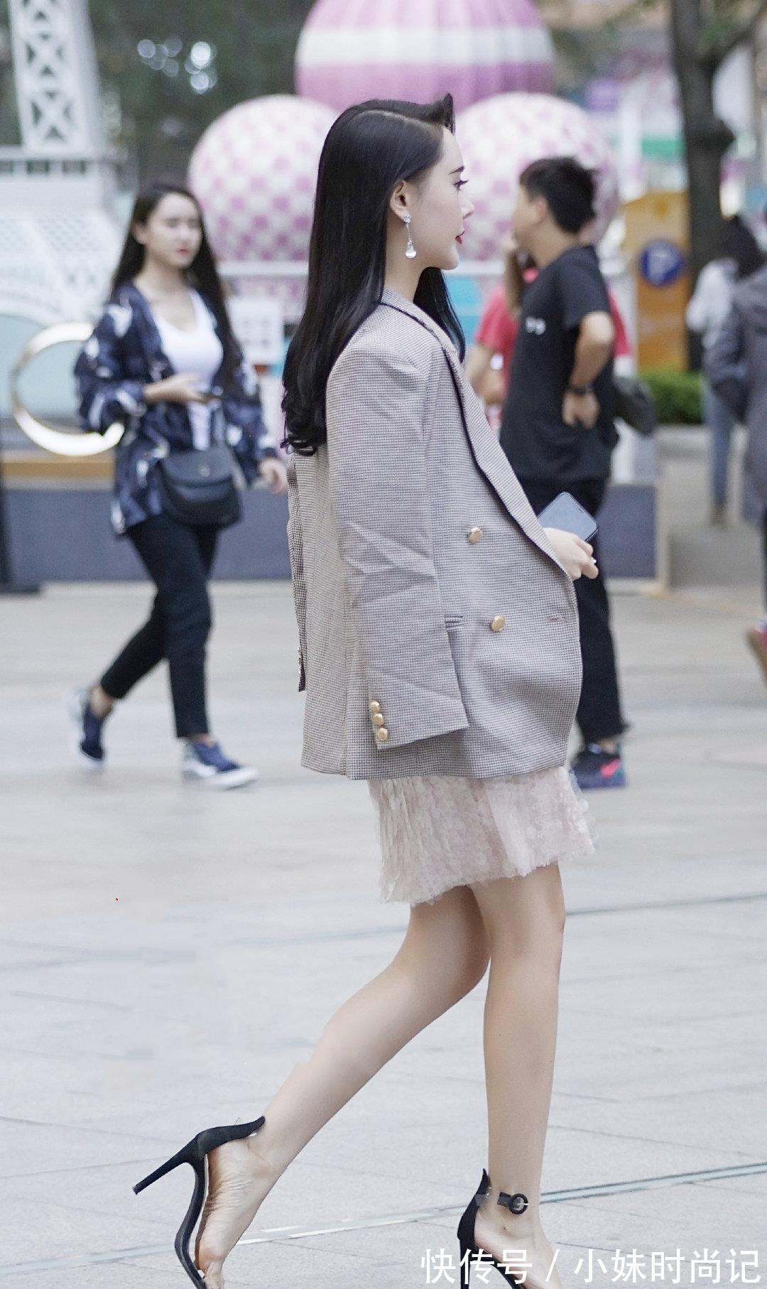 气质|时尚穿搭:西装搭配亮片吊带连衣裙,更能体现职业女性的气质