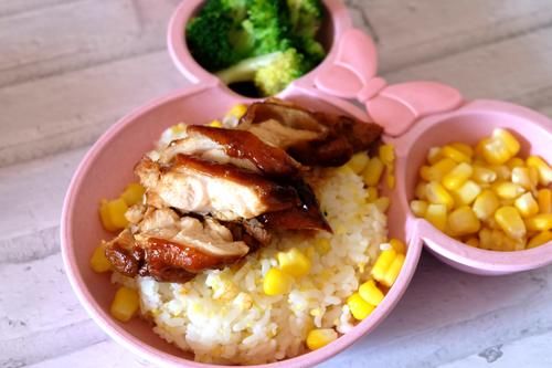  孩子放寒假，在家吃饭要求摆盘好看，妈妈端上桌，孩子全光盘