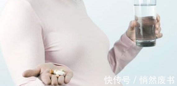 吃药片|原来孕期这个月开始补钙,或许有助胎儿拥有一双傲人的“大长腿”