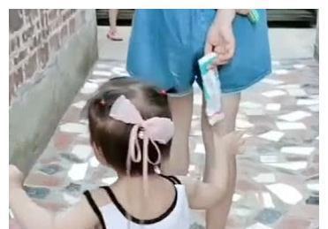 套路|“小吃货宝宝”被亲妈套路火了,一公里“油耗”仅需一根雪糕