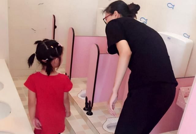 如厕|“为啥孩子不愿在幼儿园拉臭臭”?家长别不当回事,压力让娃焦虑