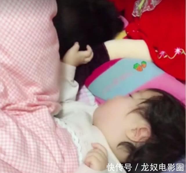 哥哥|哥哥睡觉时被2胎妹妹吵醒,看到接下来的一幕,妈妈要被暖炸了