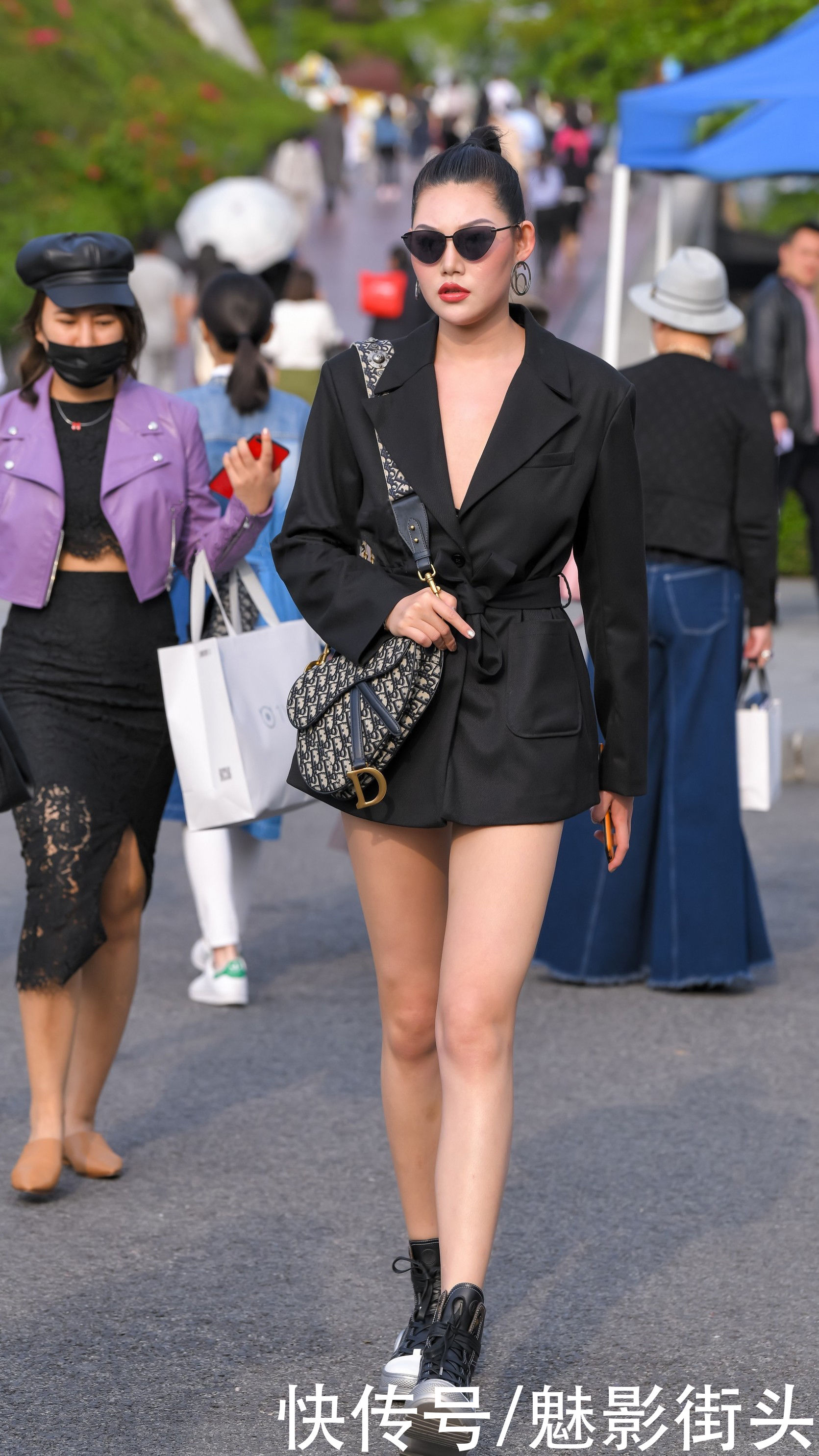 早春时节的下装消失，提升上衣和鞋子的品质，轻松告别路人感