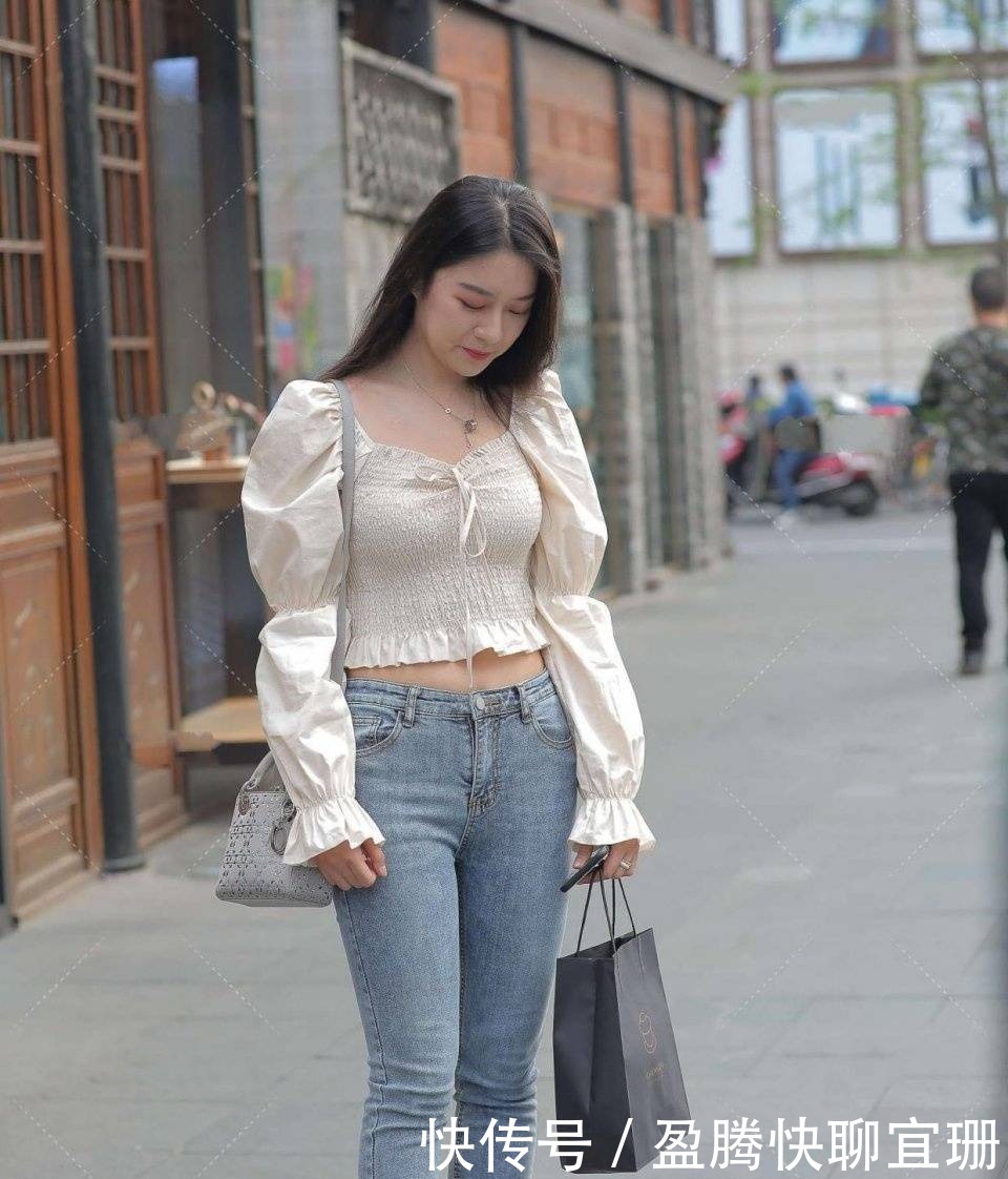 紧身|杏色的开衫,紧身的设计穿出了成熟的美,长发齐肩更是优雅迷人