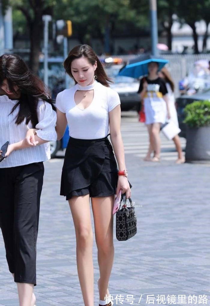 街拍|简单又不失个性的紧身搭配, 显得独特而有魅力!