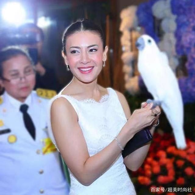 终于|诗妮娜终于和苏提达正面杠上！学她穿中式红色旗袍，笑得老态尽显