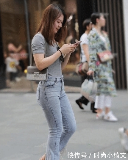 牛仔裤|薄款绒衣搭配开脚牛仔裤,初秋穿搭,时尚又保暖