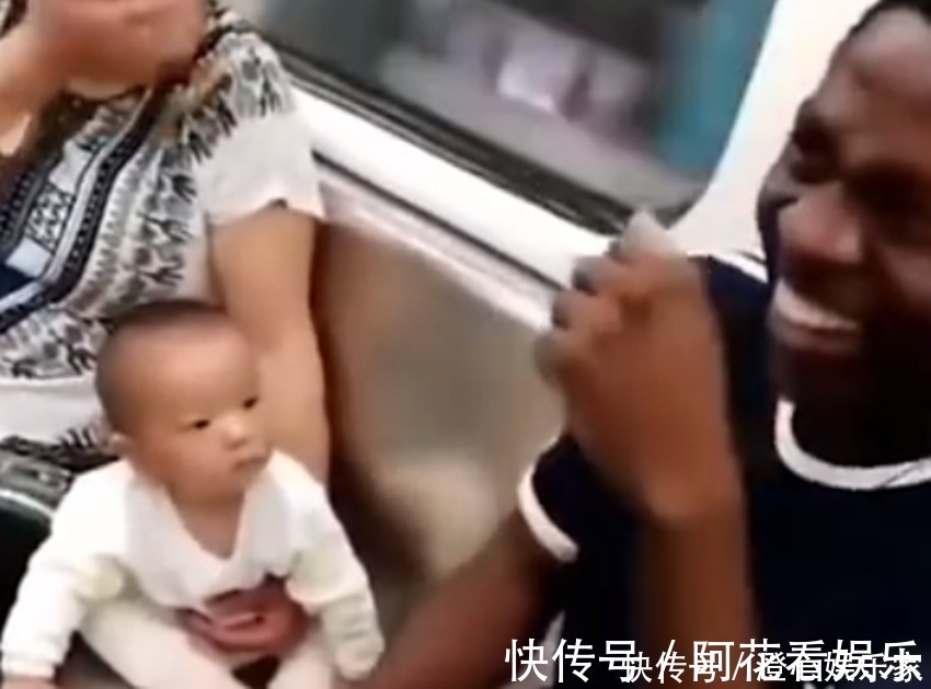 宝宝|萌娃地铁偶遇黑人,好奇的眼神令人猜想这叔叔是不是“晒糊”了