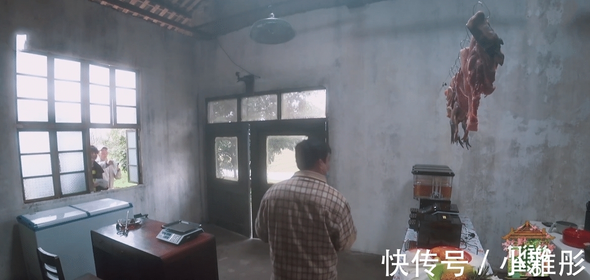 导演|张艺兴带5斤生牛肉,骗导演说是音响蒙混过关,黄磊爬窗“偷”食材