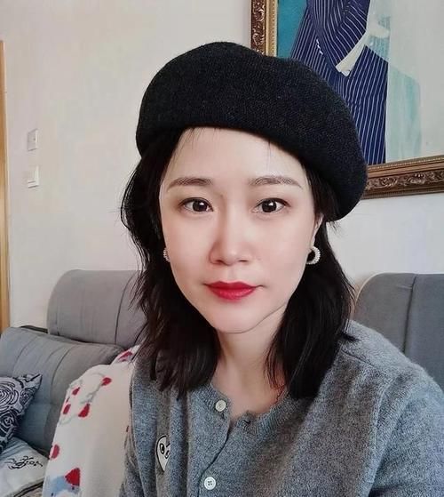 从衣服上找穿搭技巧不如从配饰上找，选对帽子穿搭立刻上升一个度