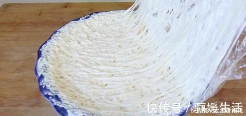 牛奶鸡蛋|做饼时，别再用水和面了，试试新吃法，不揉面不擀面，比吃肉还香