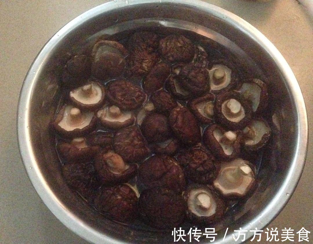 洗香菇应该用清水还是用盐水很多人都做错了,难怪洗了像没洗!