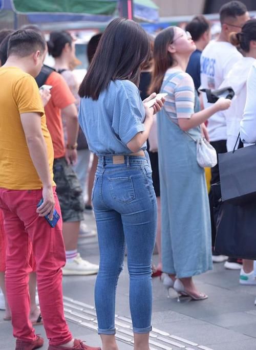 美女|美女的紧身牛仔裤搭配,时尚休闲两不误,美貌至极!