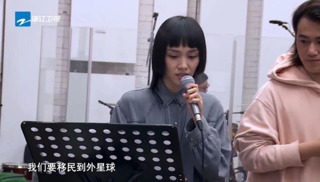 老外将巨大弹力球从大坝扔了下去,毫发无伤,网友:球的质量真好!